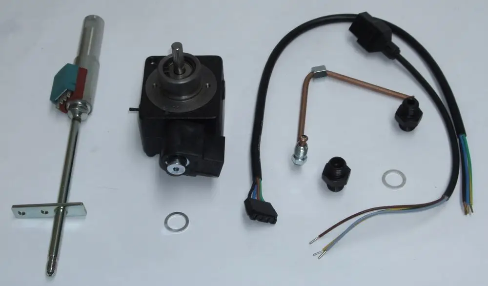 Daikin Umbaukit mit einem Elektromotor, einem Schaft, Kabeln und verschiedenen Verbindungsteilen, geeignet für spezifische Heizsysteme bis Baujahr 2003.